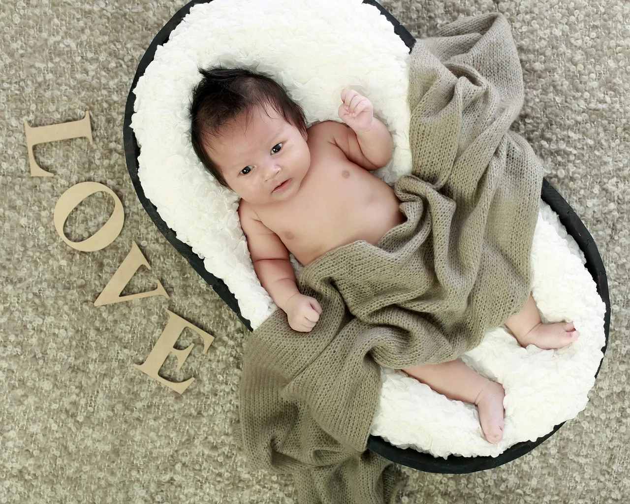 wall - couch1 copy wall display design newborn seattle issaquah maternity